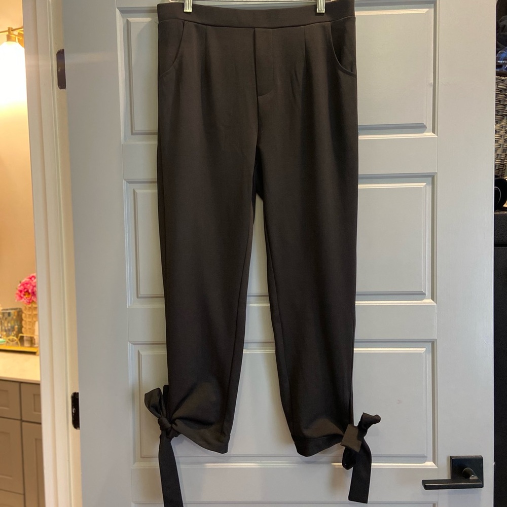 Amaryllis black pants with bows at ankles, NWOT